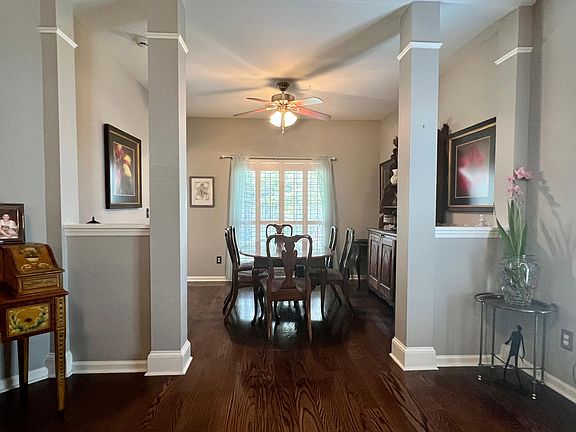 Large Dining room - seats 8