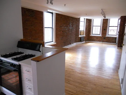 Rented by Tabak Real Estate | media 12