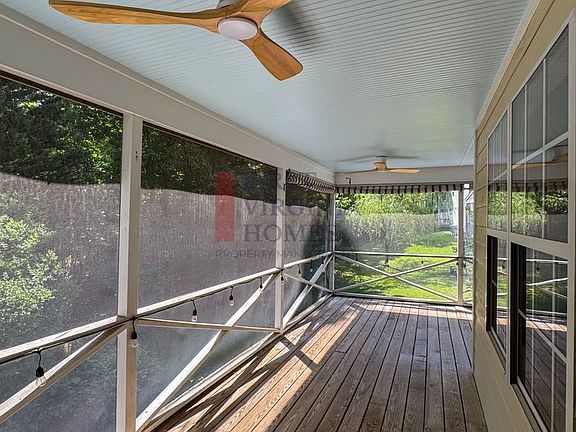 4th image of 202 Blackthorn Ln