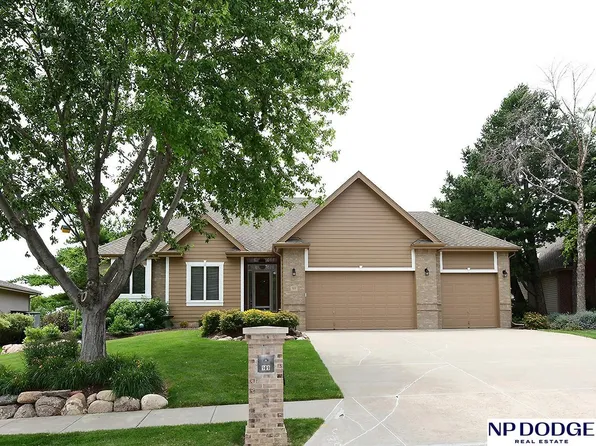 909 Killarney Dr, Papillion, NE 68046