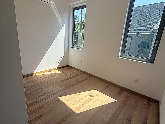 5th image of 536 Smith St #203