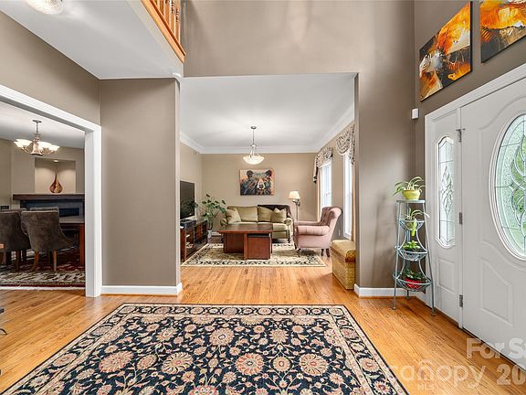 5th image of 100 Welwyn Ln