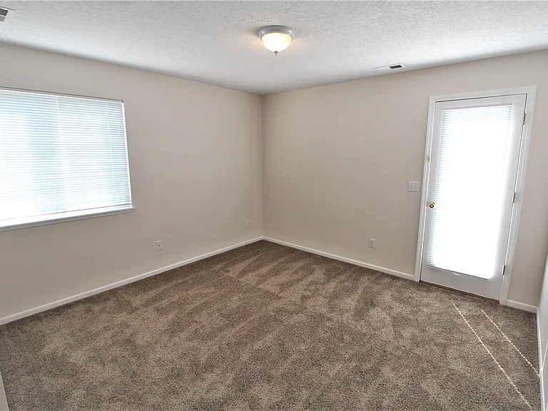 2141 S Stephen Ave #202 — Photo 16