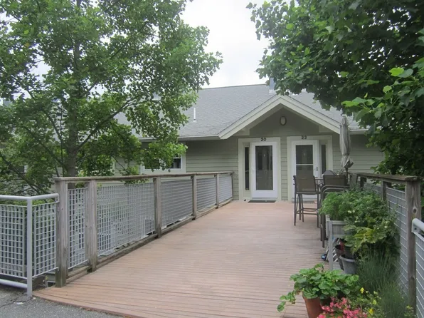 20 Cobblestone Ln, Gloucester, MA 01930
