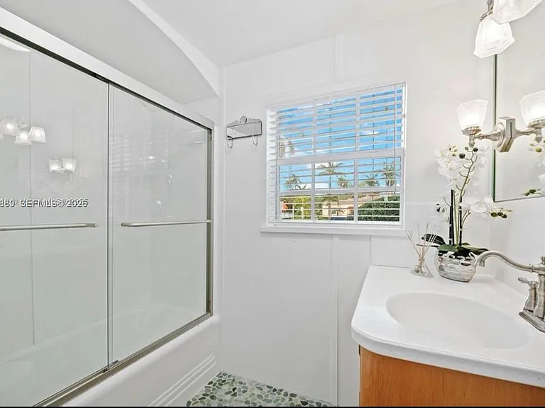 1056 Harrison St — Photo 14