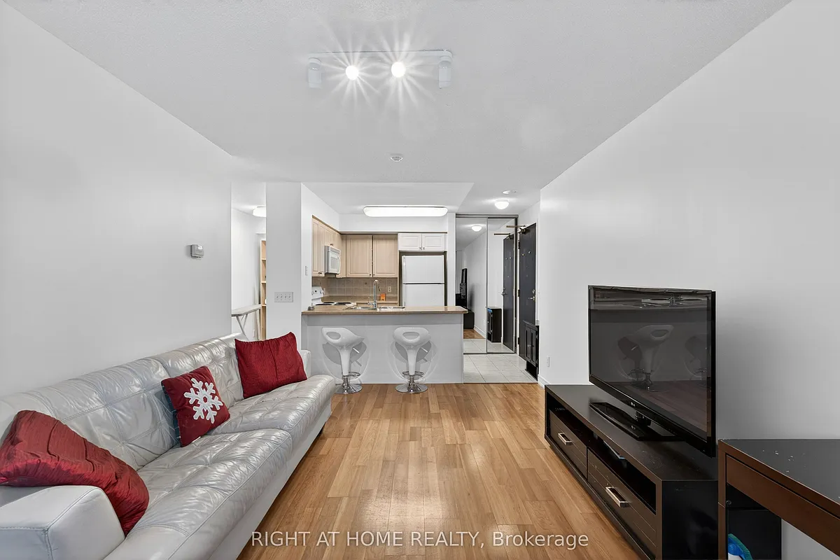 Photo 2 of 16 - 30 Grand Trunk Cres #1607 - Toronto, ON Building Photo - 30 Grand Trunk Cres #1607