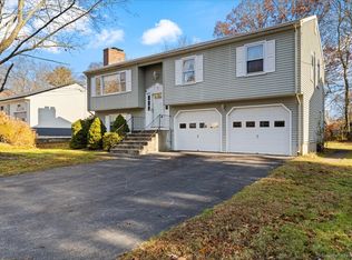 18 Robbins Ave, Old Lyme, CT 06371