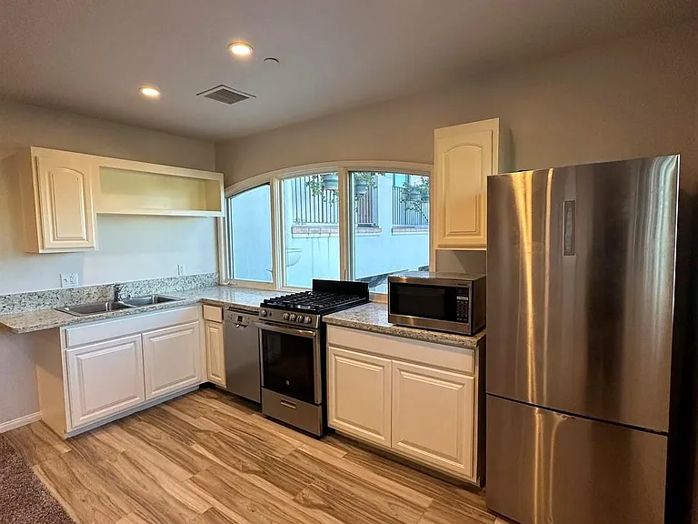 810 Bond Ave #C — Photo 9