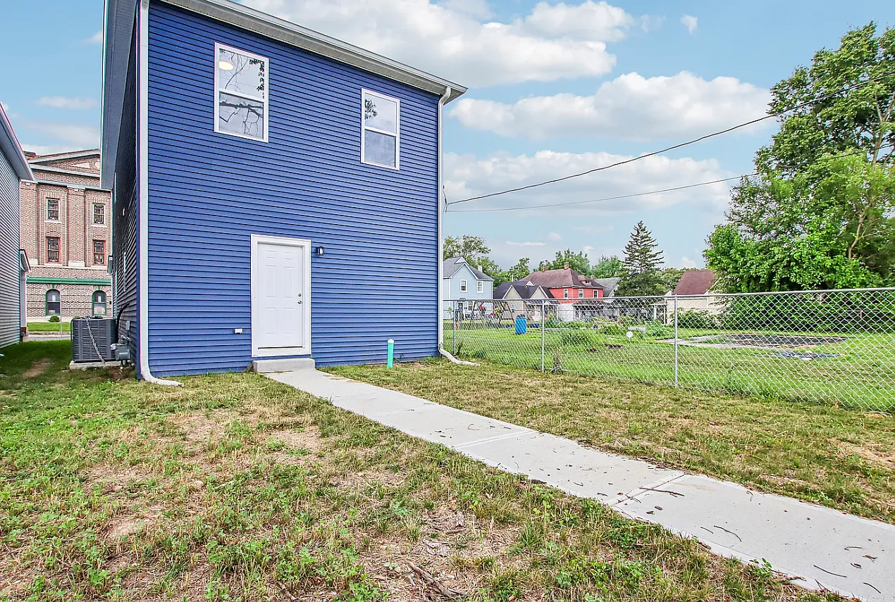 4 bed, 2040 sqft, $2,100 — Photo 3