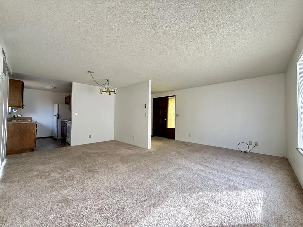 572 SW G St — Photo 3