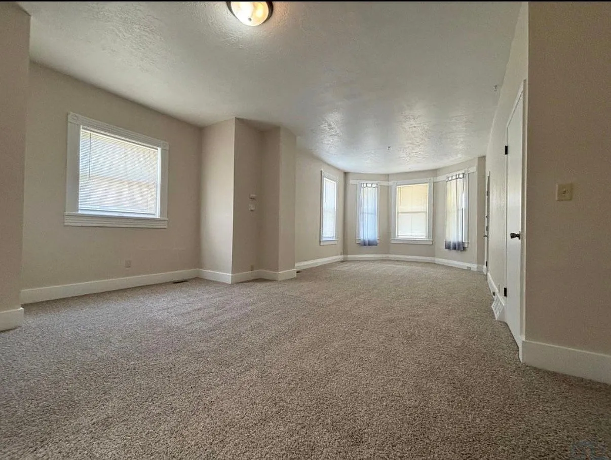 Updated 3-Bedroom Lower-Level Duplex Near Morningside University — Photo 2