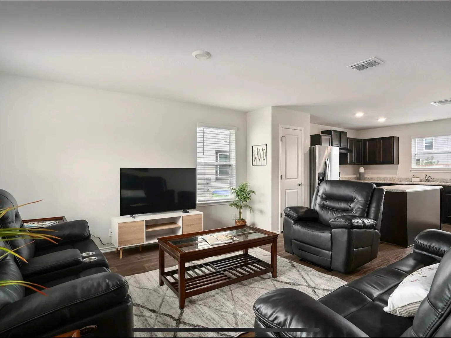 3 bed, 2.5 bath, 1508 sqft, $1,815 — Photo 3