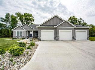 58656 Baugo Cove Dr, Elkhart, IN 46517