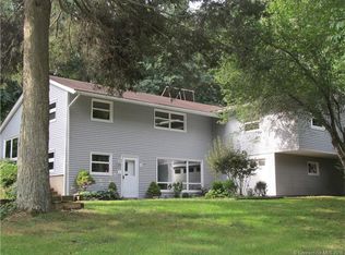 19 Pollys Ln, Uncasville, CT 06382