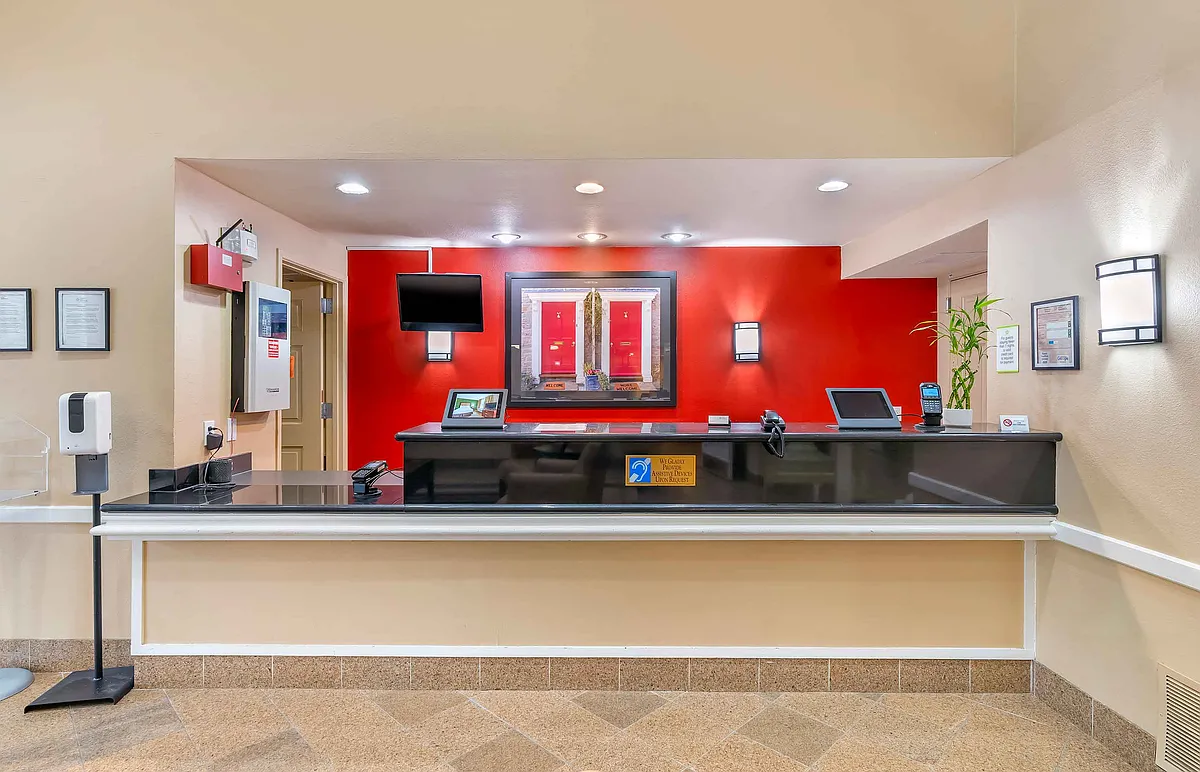 Lobby and Guest Check-in - Columbus - Tuttle