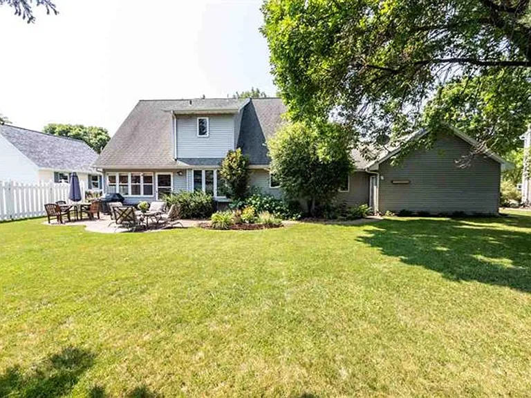 1266 Dover Ln — Photo 4