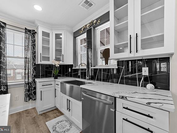 4th image of 5559 Harbison Ave
