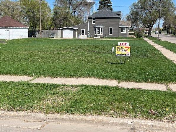 813 6th Ave NE, Devils Lake, ND 58301