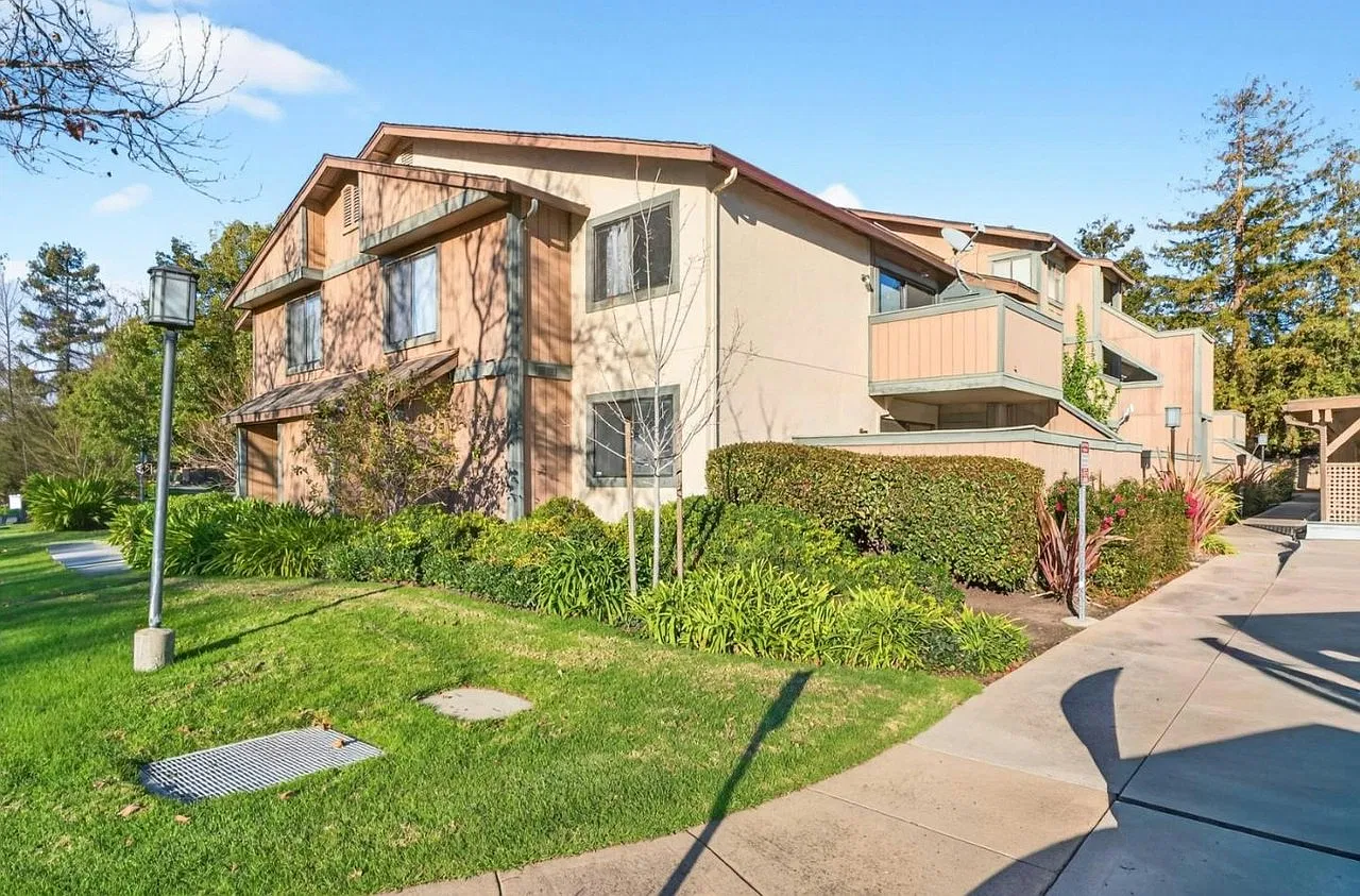 286 Hackamore Common, Unit 28 — Photo 3