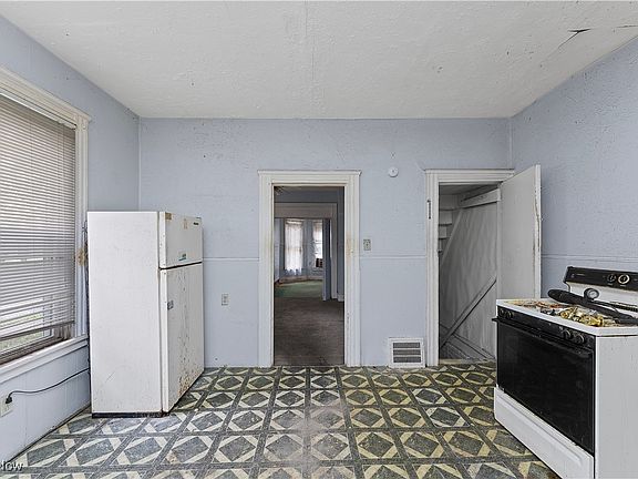 4th image of 5912 Prosser Ave