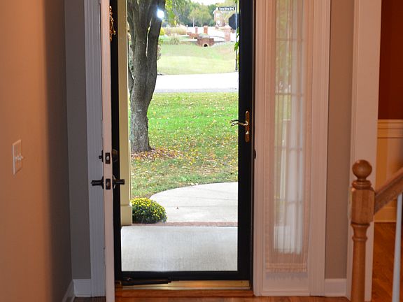 4th image of 452 Royal Glen Blvd