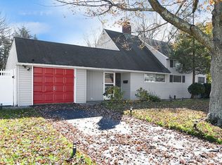 39 Pilgrim Ln, Westbury, NY 11590