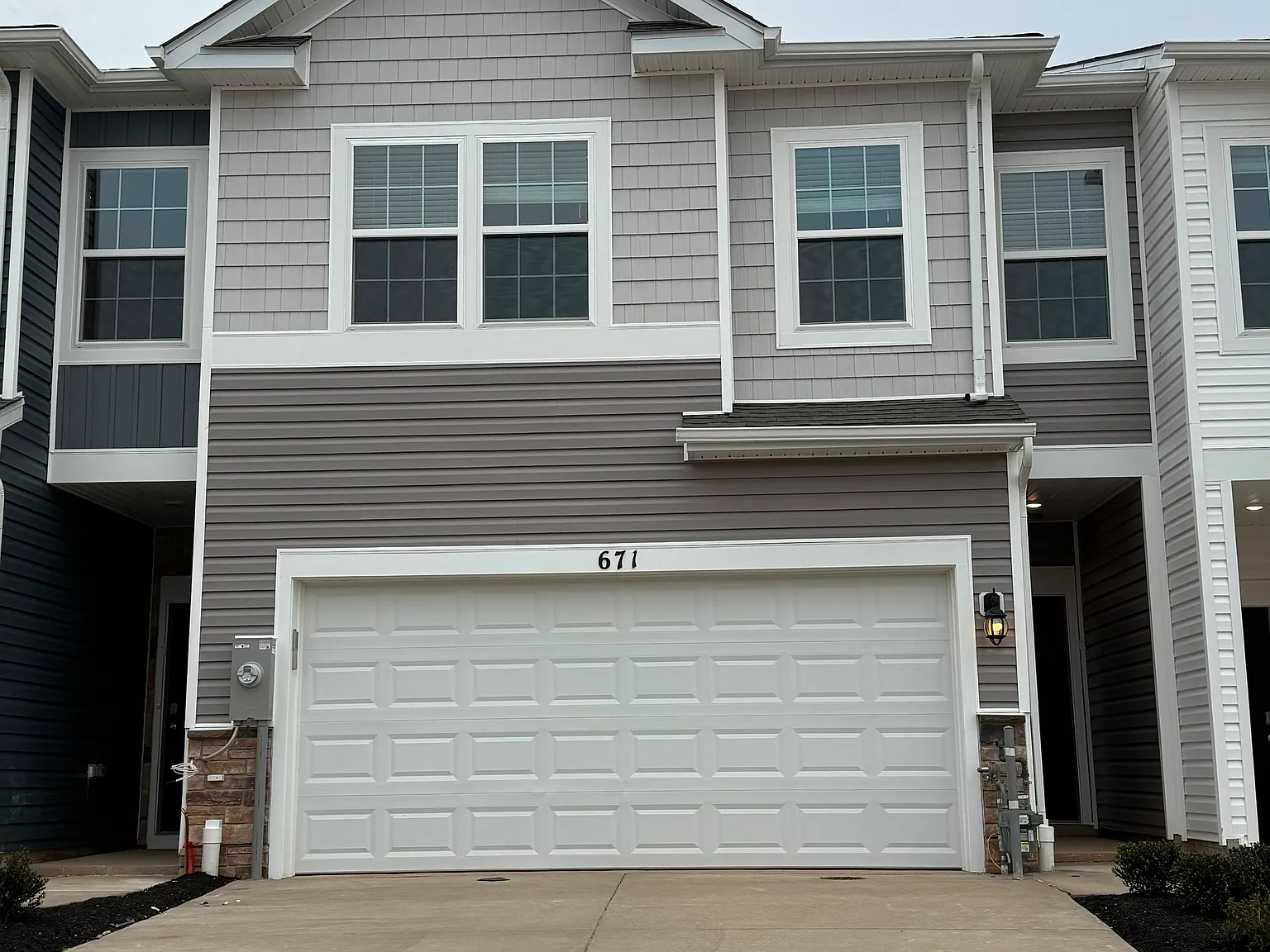 4 bed, 2.5 bath, 1937 sqft, $3,300 — Photo 1