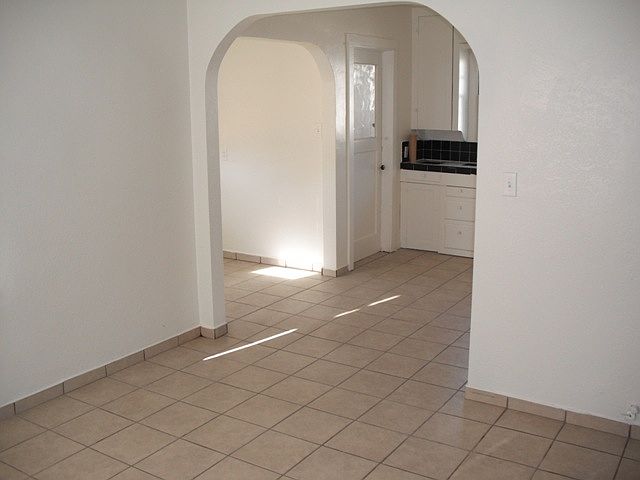 2nd image of 2825 Panama St