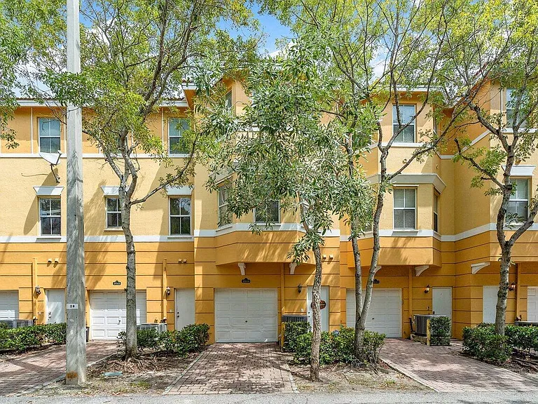 2046 Shoma Dr — Photo 14