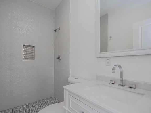 5th image of 5101 Meadowview Ave #2