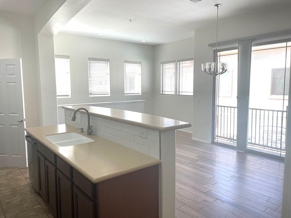 Light and bright condo in the heart of Anthem!