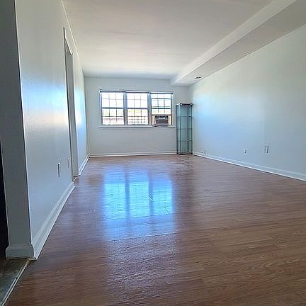 Huge Lving / Dining sunny