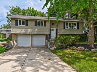 1118 E Greenwood Dr, Mount Prospect, IL
