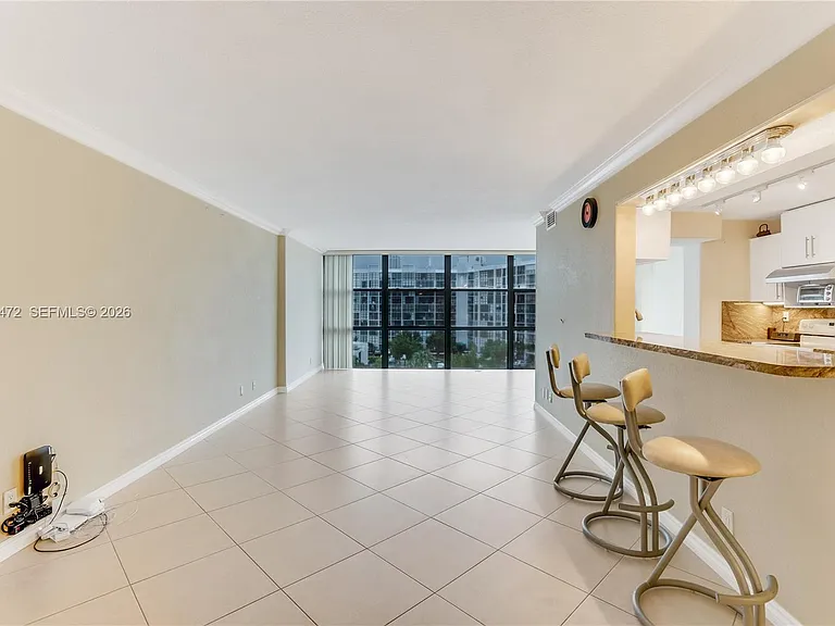 1000 Parkview Dr #614 — Photo 4