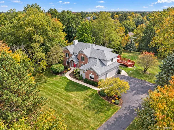 8805 Pebble Creek Dr, Pinckney, MI 48169