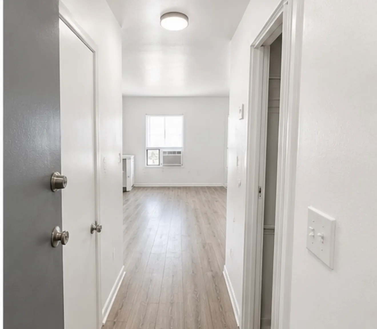 Studio, 400 sqft, $1,300 — Photo 1