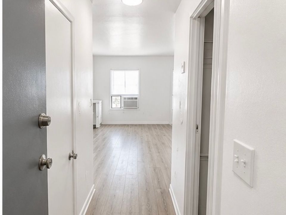 1st image of 233 SW 11th Ave #114