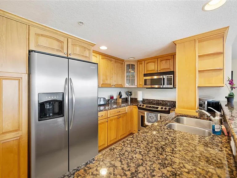445 Hamden Dr #302 — Photo 16