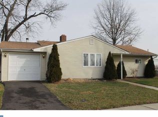 31 Sunset Ln, Levittown, PA 19055