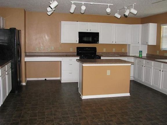 3rd image of 1095 E McClarnon Dr