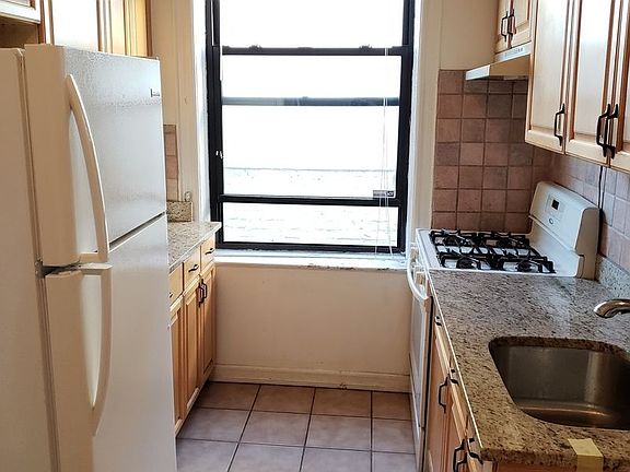 5th image of 3232 33rd St APT 2R