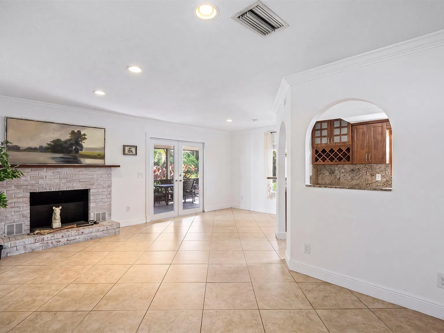 4 bed, 2.5 bath, 1872 sqft, $8,250 — Photo 4