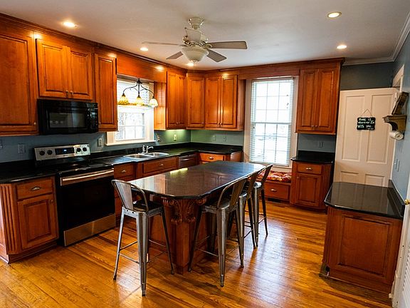 3rd image of 208 W Railroad St