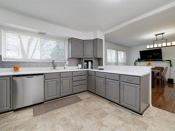 5th image of 2225 Kent Dr