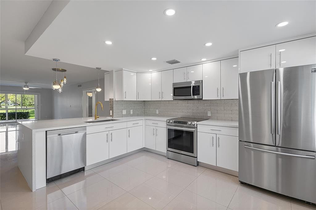 4301 Martinique Cir #M1