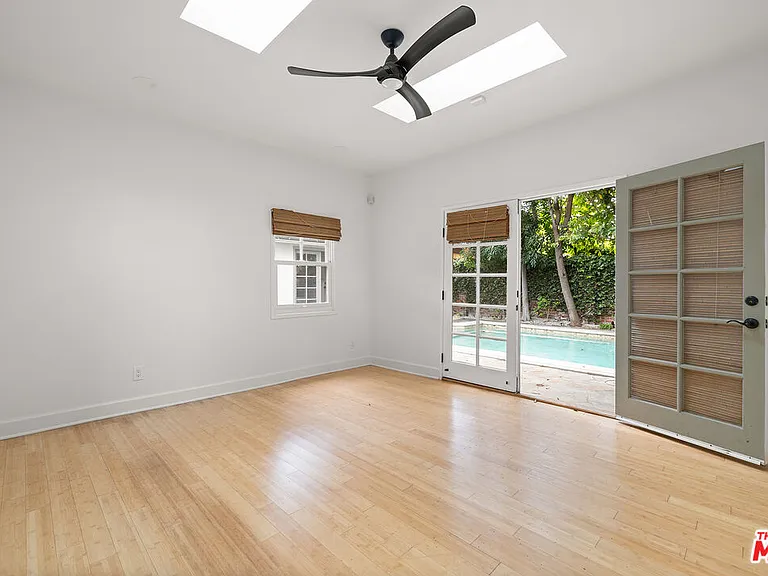 521 Westbourne Dr — Photo 8