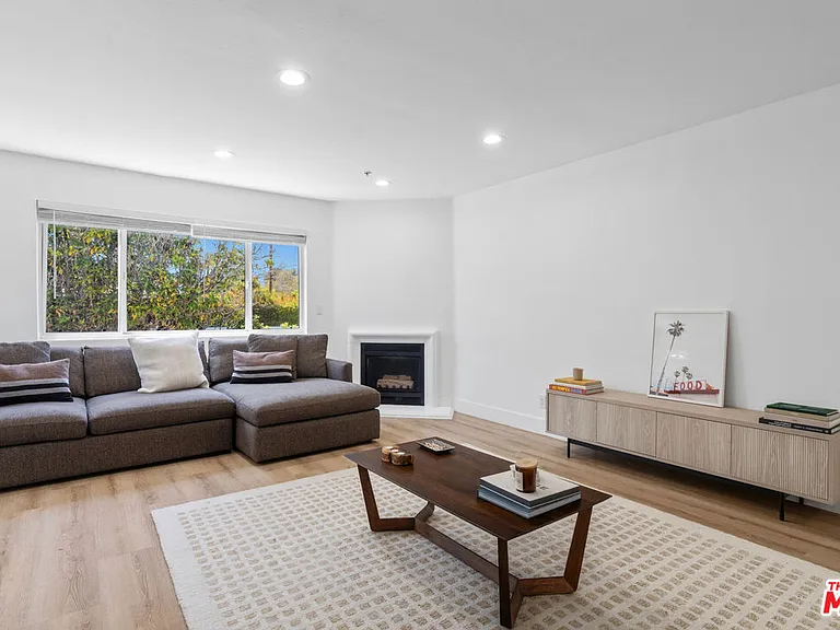 16100 W Sunset Blvd #106 — Photo 2