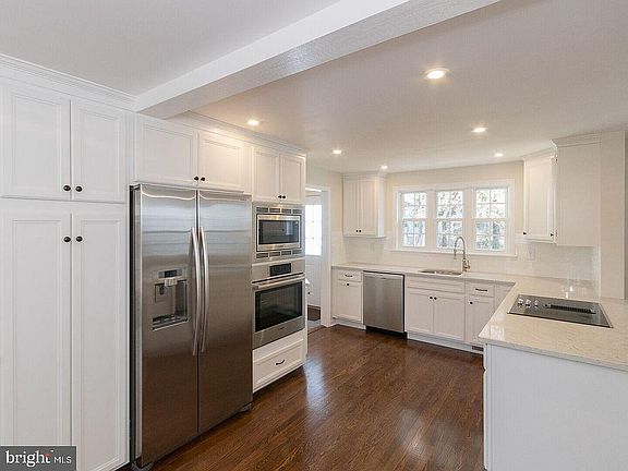 4th image of 9 Woodmont Ln