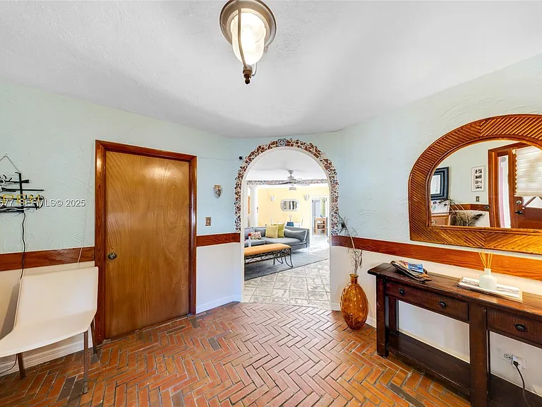 1840 Tigertail Ave — Photo 5