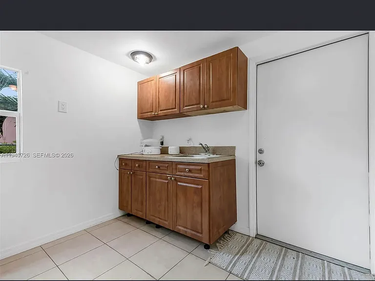 4441 SW 33rd Dr — Photo 3